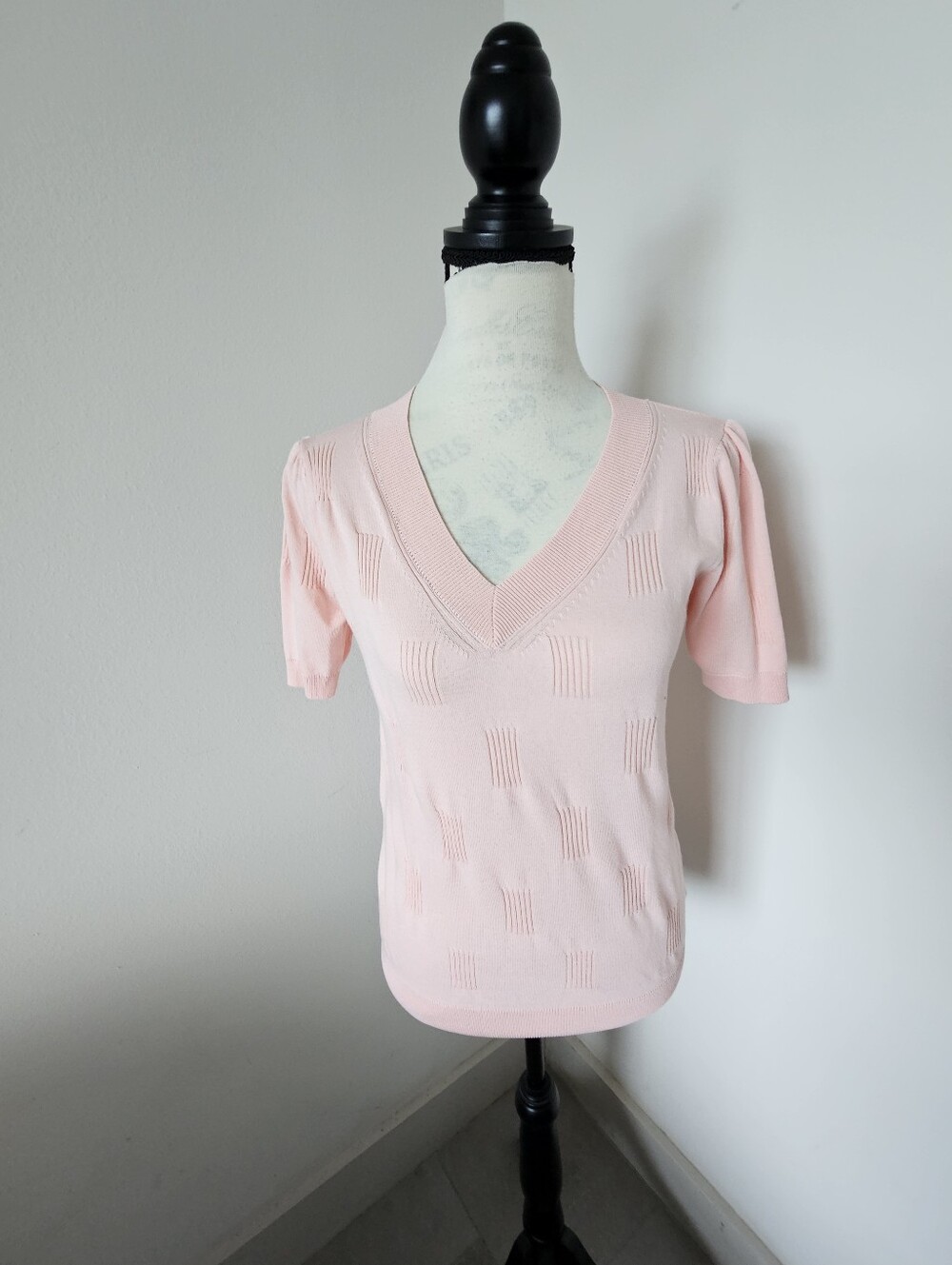 🩷Women’s V-Neck Short Sleeve top - Light Pink size small🩷